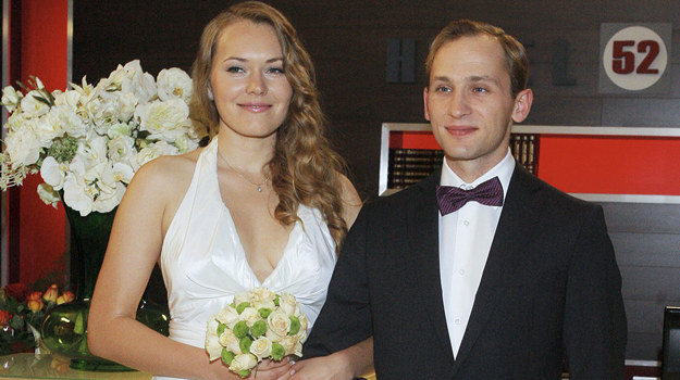 Na ślubnym kobiercu Marta (Magdalena Lamparska) i Kuba (Paweł Tomaszewski) /fot /AKPA