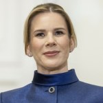Marta Nawrocka w centrum uwagi. Błękitna sukienka jak z bajki o Kopciuszku