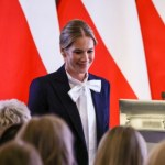 Marta Nawrocka w koszuli z kokardą. Ten detal przyciągnął całą uwagę