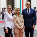stylizacje Marta Nawrocka zachwyciła we Włoszech. Biało-czarna stylizacja pierwszej damy przyciąga uwagę