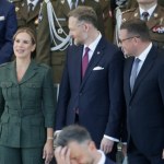 Marta Nawrocka zaskoczyła wyborem. Jej zielony garnitur przyciąga uwagę