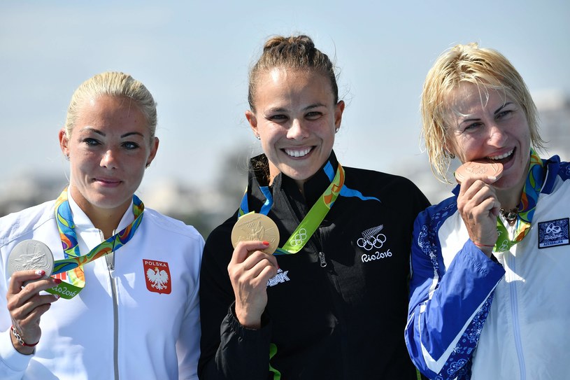 Marta Walczykiewicz (pierwsza z lewej) /AFP