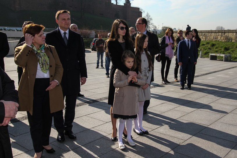 Marta z córkami i Dudą na Wawelu /- /East News