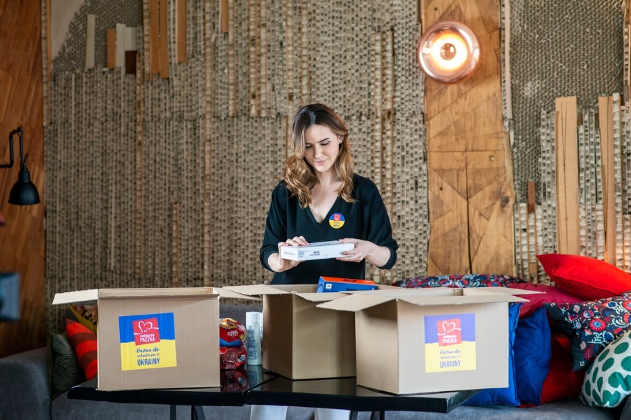 Marta Żmuda Trzebiatowska przygotowuje Solidarną Paczkę /Jarosław Barański /Materiały prasowe