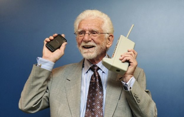 Martin Cooper z telefonem Motorola DynaTAC 8000X /AFP