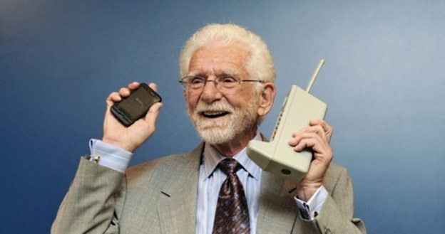 Martin Cooper z telefonem Motorola DynaTAC 8000X /AFP