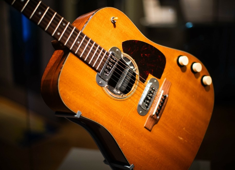 Martin D-18E - gitara Kurta Cobaina /James Manning/Press Association /East News