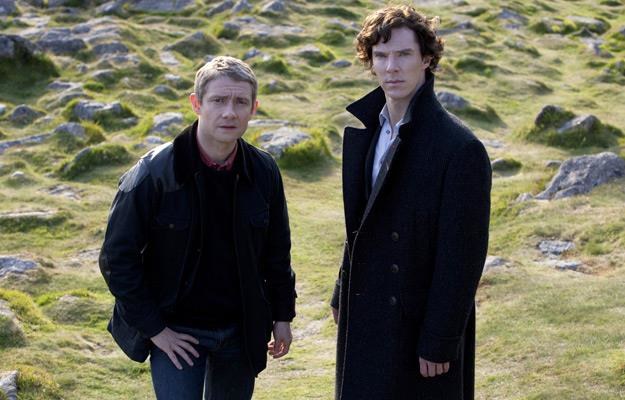 Martin Freeman i Benedict Cumberbatch na planie serialu "Sherlock" /materiały prasowe