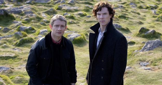 Martin Freeman i Benedict Cumberbatch na planie serialu "Sherlock" /materiały prasowe