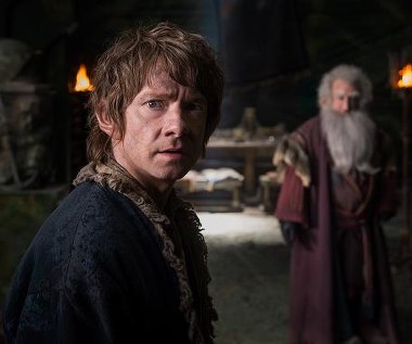 Martin Freeman i Ken Stott w scenie z filmu "Hobbit: Bitwa Pięciu Armii"