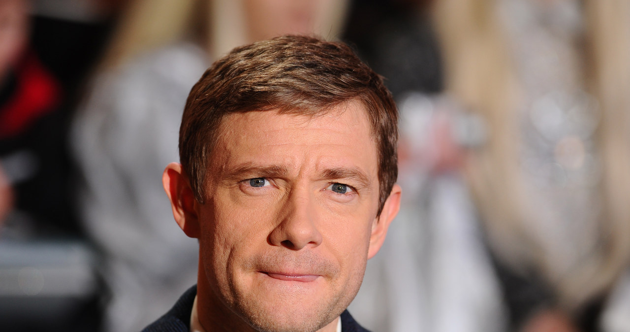 Martin Freeman jest niepozorny, ale przykuwa uwagę swoim sarkazmem. Nie przepada za wywiadami i ma opinię marudy, bo zamiast paradować po czerwonym dywanie, woli spędzić czas w domu z rodziną /Stewart C. Wilson /Getty Images