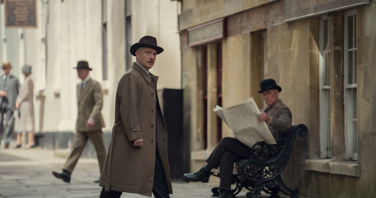 Martin Freeman w serialu "Siedem Zegarów Agaty Christie" /Netflix
