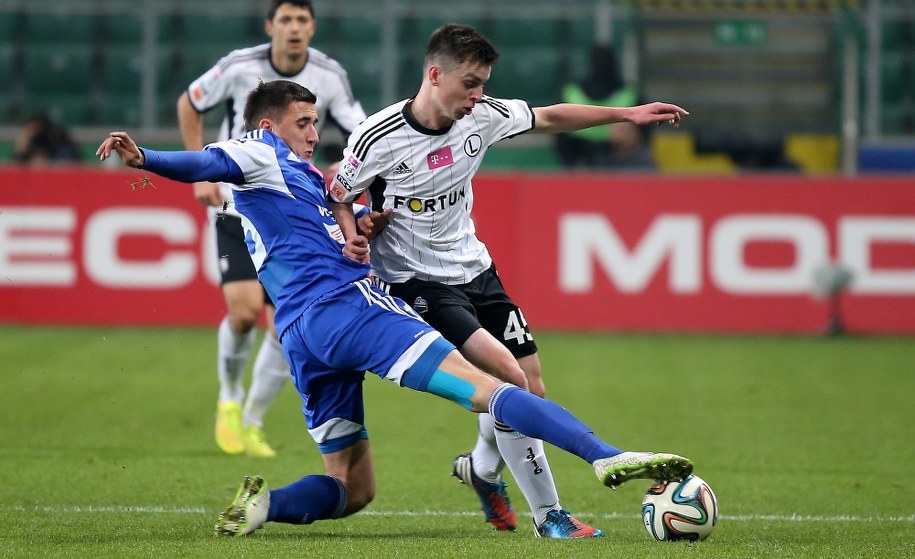 Martin Konczkowski (niebieski strój) z Ruchu Chorzów walczy o piłkę z zawodnikiem Legii Warszawa Adamem Ryczkowskim /Bartłomiej Zborowski /PAP