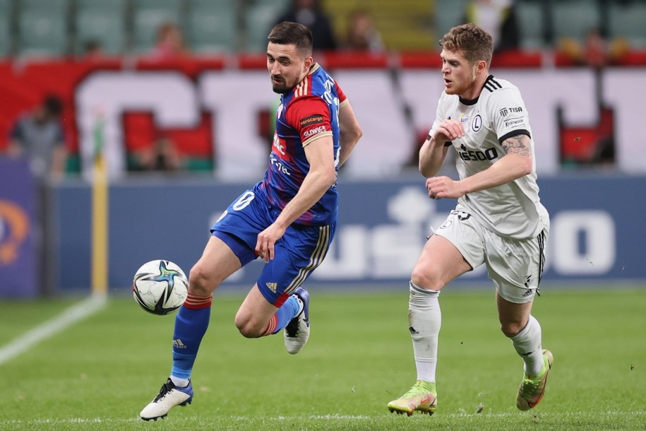 Martin Konczkowski (Piast Gliwice) i Joel Abu Hanna (Legia Warszawa) / 	Leszek Szymański    /PAP