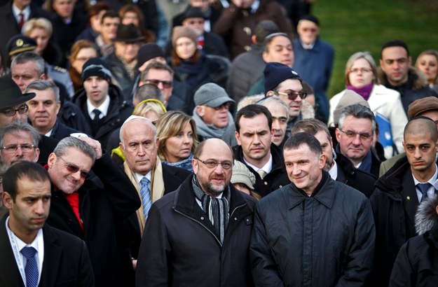Martin Schulz (w środku) podczas uroczystości w Czechach /MATEJ DIVIZNA /PAP/EPA