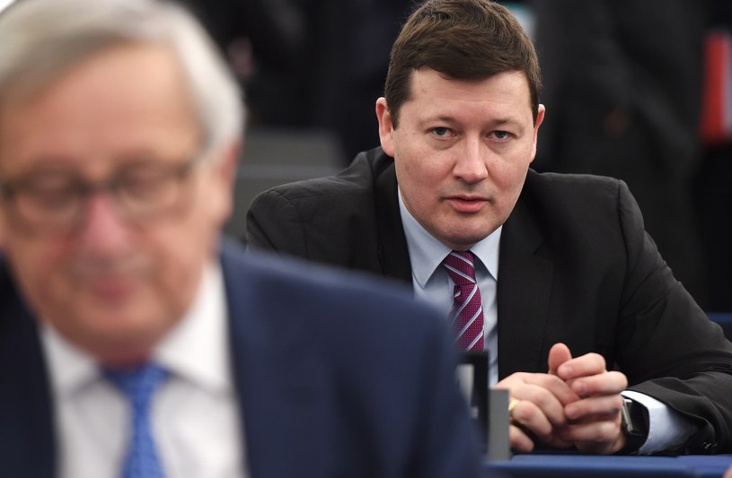 Martin Selmayr (w tle), na pierwszym planie Jean-Claude Juncker /AFP