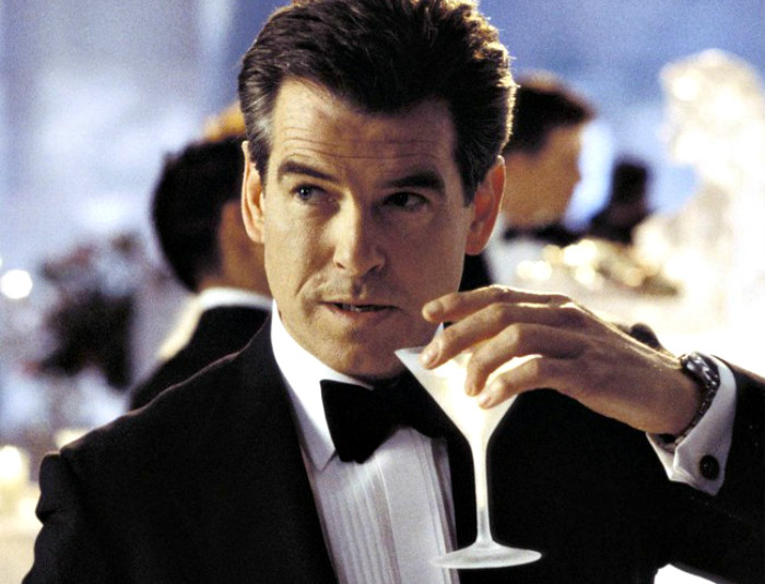Martini z wódką (wstrząśnięte, nie zmieszane) to kultowy drink, ale czy Bond go nie nadużywał? /East News