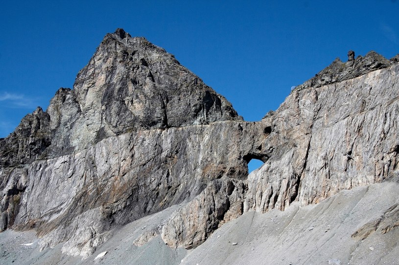 Martinsloch to okrągła luka o wymiarach 22 na 19 m w potężnej ścianie skalnej /Switzerland Tourism