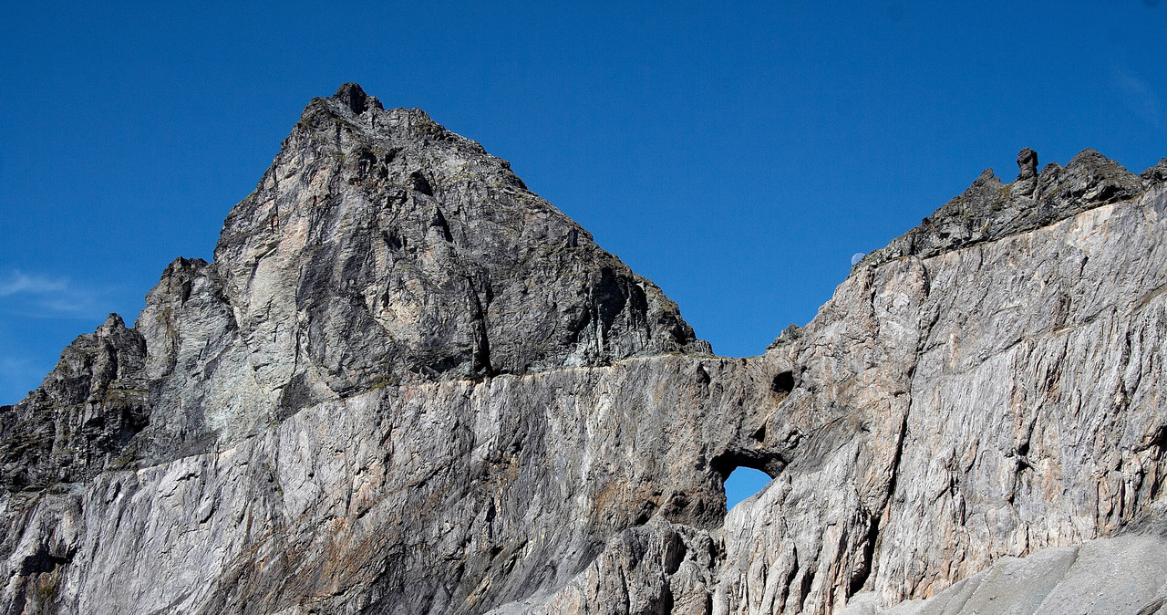 Martinsloch to okrągła luka o wymiarach 22 na 19 m w potężnej ścianie skalnej /Switzerland Tourism