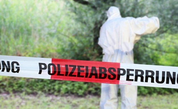 Martwa kobieta przy ławce, zabite dziecko w zaroślach. Nikt nie wie, kim są