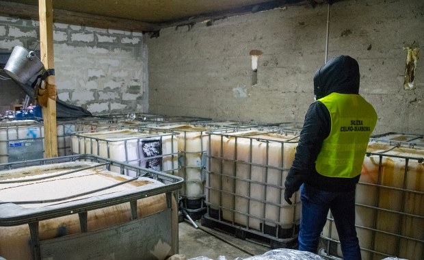 Martwe owady w zacierze i pół miliona złotych strat. Tak produkowano nielegalne procenty