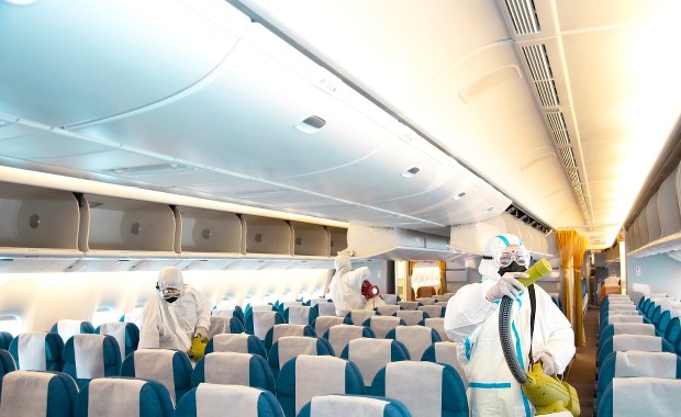 Martwy pasażer odnaleziony na pokładzie samolotu. Mężczyzna był zakażony koronawirusem