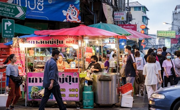 Martwy wąż w lodzie na patyku o smaku czarnej fasoli