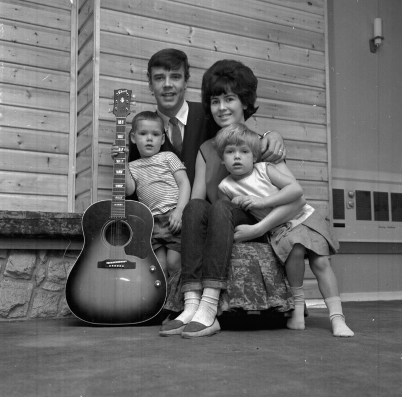 Marty Wilde z żoną Joyce oraz ich dzieci: Ricky i Kim /Terry Disney/Express /Getty Images