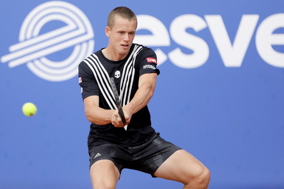 Martyn Pawelski w meczu z Danielem Michalskim w 2. rundzie 96. narodowych mistrzostw Polski w tenisie, na kortach ziemnych KS Górnik Bytom /Tomasz Wiktor /PAP