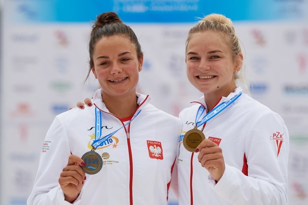 Martyna Klatt (L) i Sandra Ostrowska (P) z brązowymi medalami finalistek w wyścigu K2 na dystansie 1000 m kobiet podczas kajakarskich mistrzostw Europy na poznańskim torze Malta / 	Adam Warżawa    /PAP