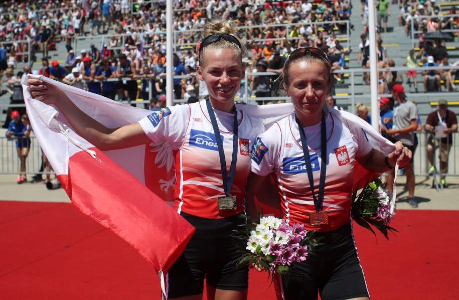 Martyna Mikołajczak i Weronika Deresz ze złotymi medalami wioślarskich mistrzostw Europy /Martin Divisek /PAP/EPA