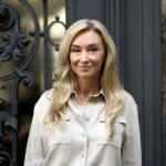 Martyna Wojciechowska zaprezentowała modną stylizację na jesień. Jej spodnie, koszula i botki będą hitem tego sezonu 