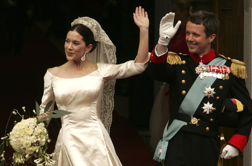Mary, australijska żona duńskiego księcia Fryderyka, promieniała w sukni z dekoltem i w welonie z diademem /Getty Images/Flash Press Media
