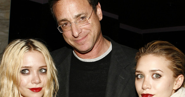 Mary-Kate i Ashley Olsen z serialowym tatą, Bobem Sagetem /Amy Sussman /Getty Images