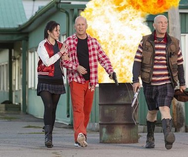 Mary-Louise Parker, Bruce Willis i John Malkovich w scenie z filmu "Red 2"
