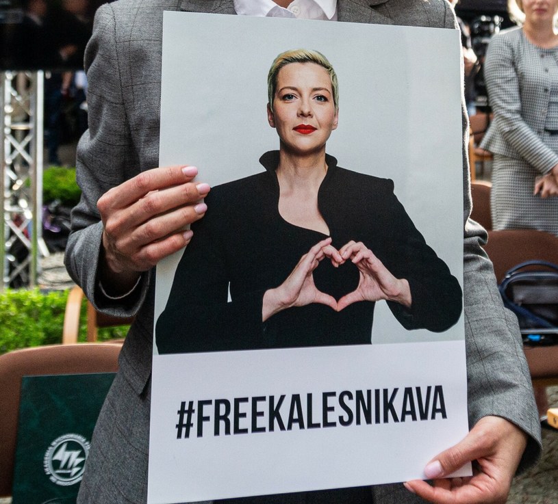 Maryja Kalesnikawa na plakacie; zdjęcie z 2021 roku, z ceremonii przyznania nagrody im. Jana Nowaka-Jeziorańskiego, której została laureatką / fot. Krzysztof Kaniewski  /Reporter