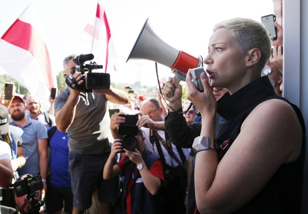 Maryja Kalesnikawa podczas wiecu na zdjęciu archiwalnym /TATYANA ZENKOVICH  /PAP/EPA