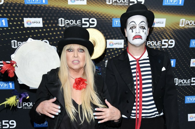 Maryla Rodowicz z klaunem na Festiwalu w Opolu /Lukasz Kalinowski/East News /East News