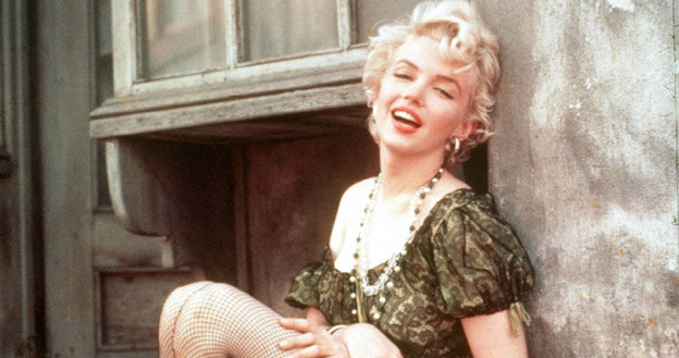 Marylin Monroe ubrana w rzeczony gorset w scenie z filmu "Przystanek autobusowy" /materiały prasowe