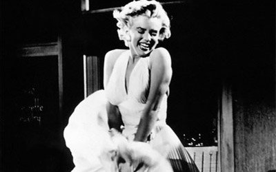 Marylin Monroe w słynnej sukience w filmie "Słomiany wdowiec" /materiały prasowe