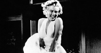 Marylin Monroe w słynnej sukience w filmie "Słomiany wdowiec" /materiały prasowe