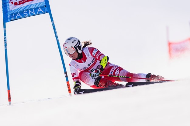 Maryna Gąsienica-Daniel w niedzielę z powodu upadku nie ukończyła drugiego przejazdu slalomu giganta alpejskiego Pucharu Świata /PAP/EPA/STR /PAP