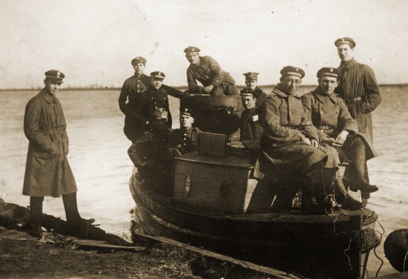 Marynarze II Dywizjonu Flotylli Pińskiej na pokładzie kutra uzbrojonego /archiwum S. Zagórskiego /materiały prasowe