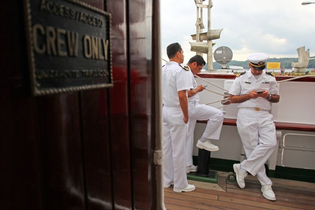 Marynarze na pokładzie meksykańskiego żaglowca "Cuauhtemoc" /Piotr Wittman /PAP