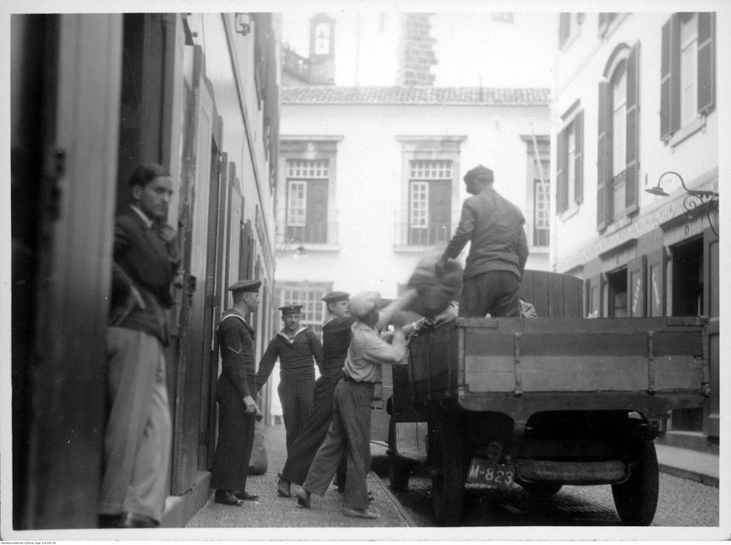Marynarze podczas transportu poczty imieninowej dla Józefa Piłsudskiego /Z archiwum Narodowego Archiwum Cyfrowego