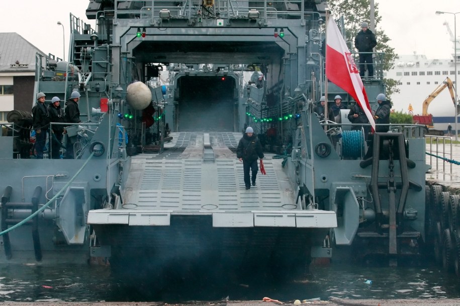 Marynarze przygotowują furtę rufową okrętu ORP Gniezno do załadunku w porcie wojennym w Świnoujściu / 	Lech Muszyński    /PAP