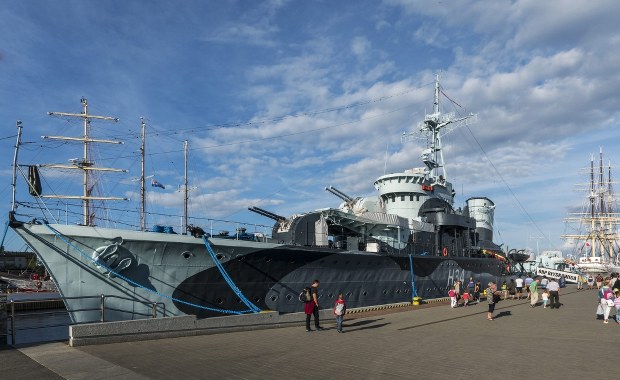 Marynarze z ORP Błyskawica uratowali tonącą kobietę