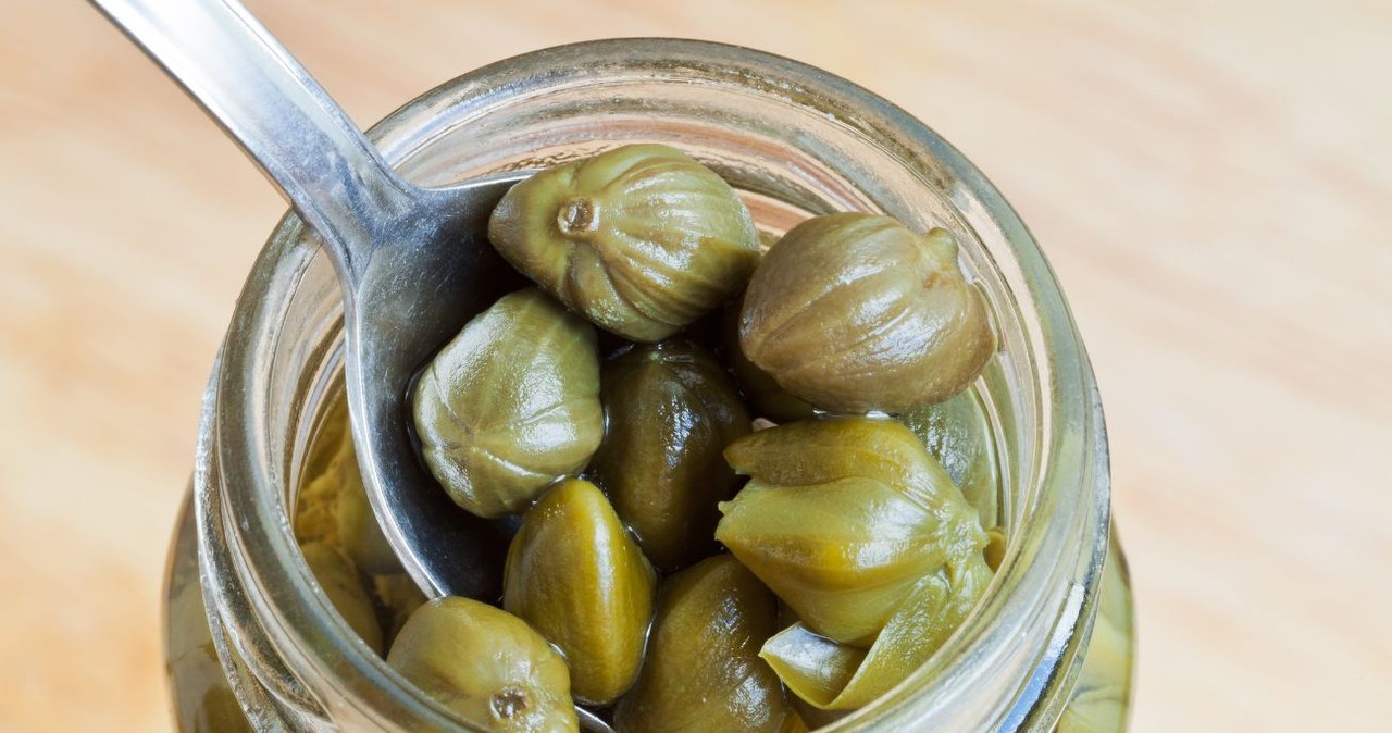 Marynowane mają słono-kwaśny, ostry i nieco pikantny smak. /vvoevale /Canva Pro