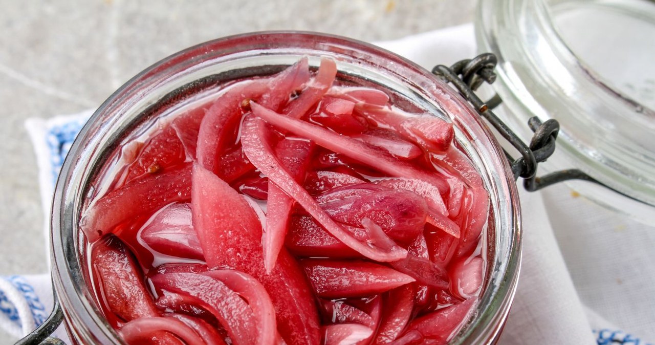 Marynowanie czerwonej cebuli to doskonały sposób na uzyskanie smacznego, kolorowego dodatku do kanapek. /Langan /Canva Pro