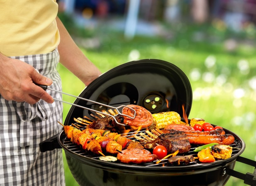 Marynowanie mięsa przed grillowaniem sprawi, że będzie aromatyczne i soczyste. Jak to zrobić poprawnie? /123RF/PICSEL